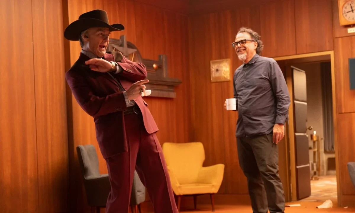 Tom Cruise caracterizado como el personaje principal de 'Digger', al lado del cineasta mexicano Alejandro González Iñárritu.