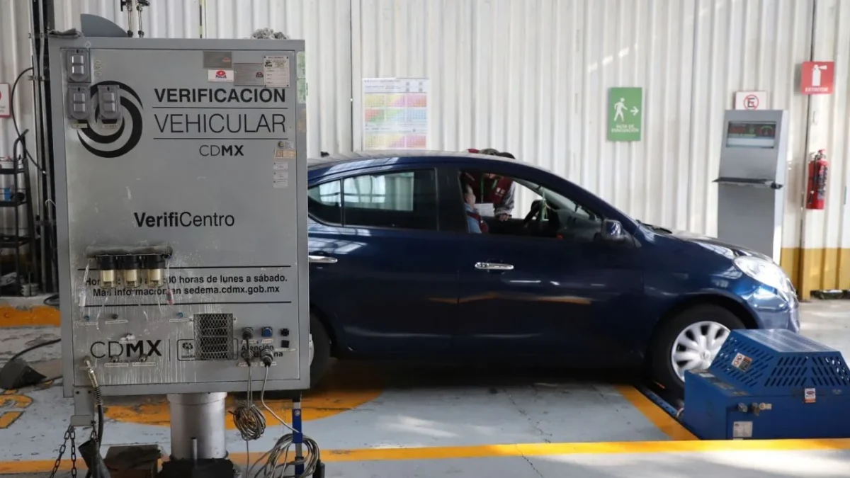 Estos son los autos que deben realizar la verificación en CDMX en octubre 2026. Revisa si te toca por el color de tu engomado.