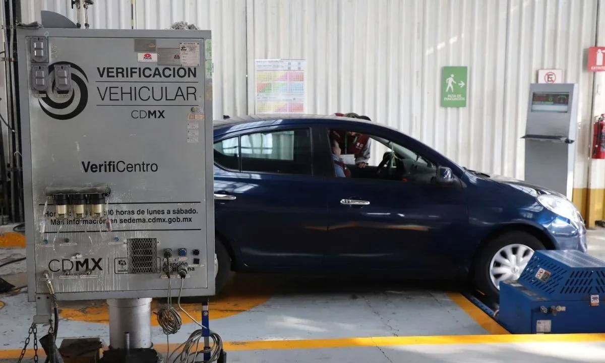 Estos son los autos que deben realizar la verificación en CDMX en octubre 2026. Revisa si te toca por el color de tu engomado.