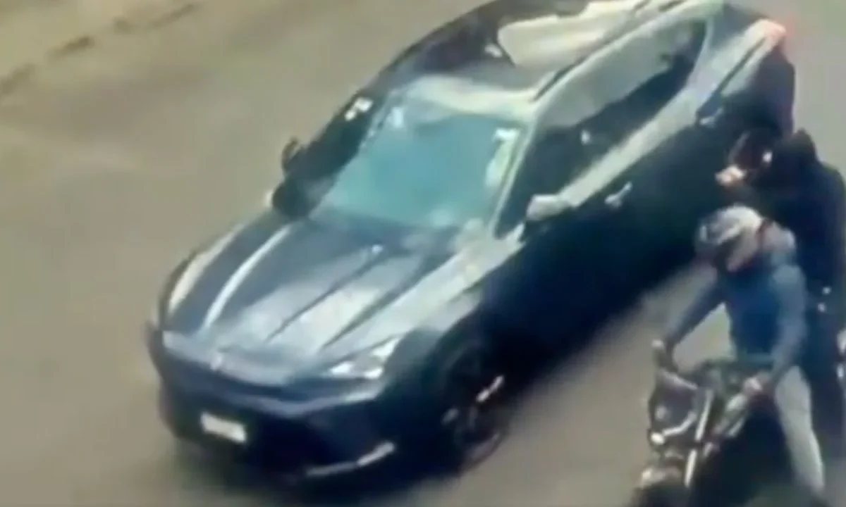 La SSC registró el ataque contra un automovilista en las calles Sebastián Bach y Juventino Rosas de la colonia Exhipódromo de Peralvillo.