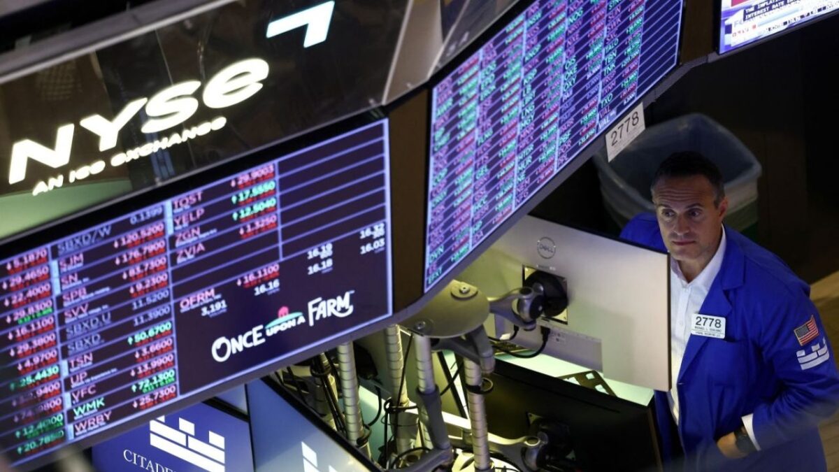 Wall Street cerró a la baja cuando el aumento de los precios del petróleo y el estancamiento de la situación en Medio Oriente presionan.