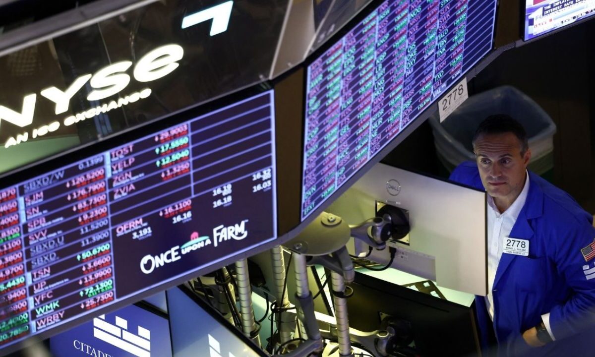 Wall Street cerró a la baja cuando el aumento de los precios del petróleo y el estancamiento de la situación en Medio Oriente presionan.