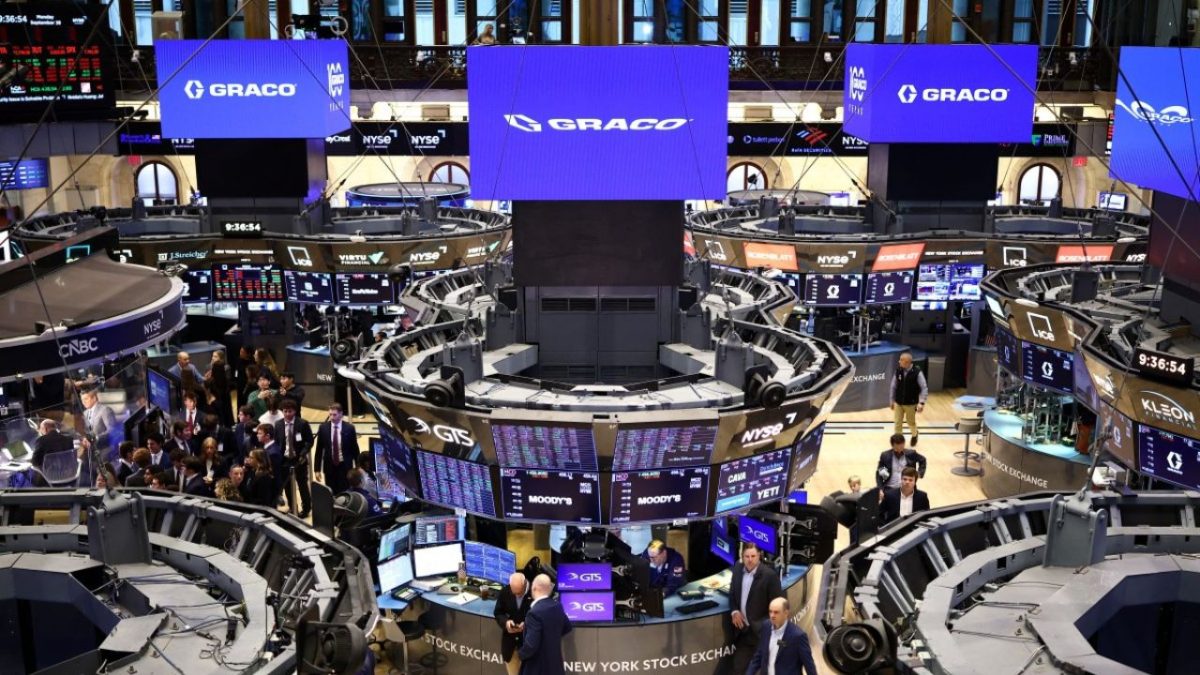 Wall Street cerró a la baja presionada por el continuo aumento del costo de endeudamiento de Estados Unidos.