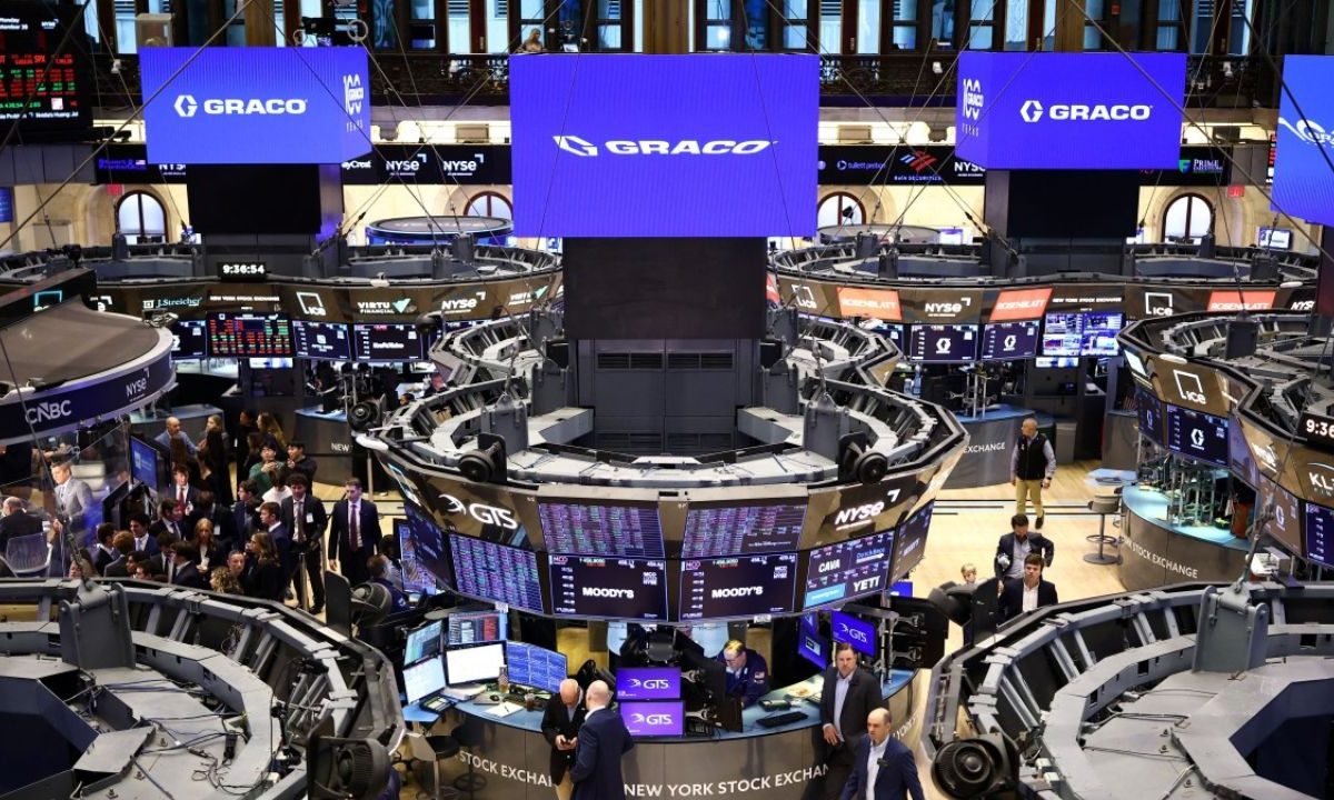 Wall Street cerró a la baja presionada por el continuo aumento del costo de endeudamiento de Estados Unidos.