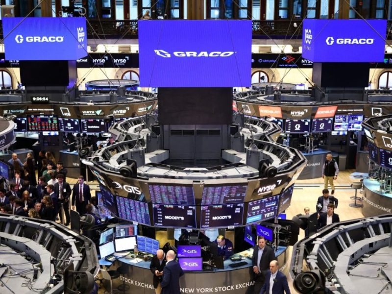 Wall Street cierra a la baja presionada por la deuda pública de EU