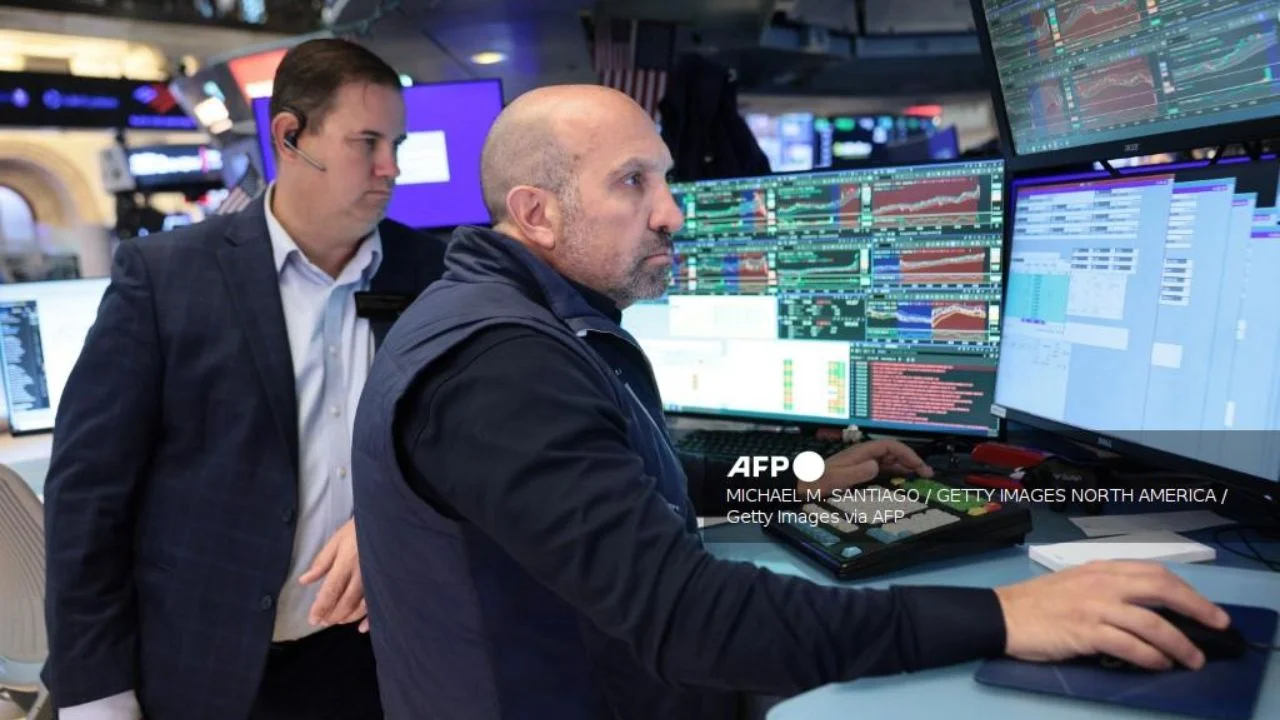 Wall Street cierra al alza, impulsada por el respiro en los precios del petróleo