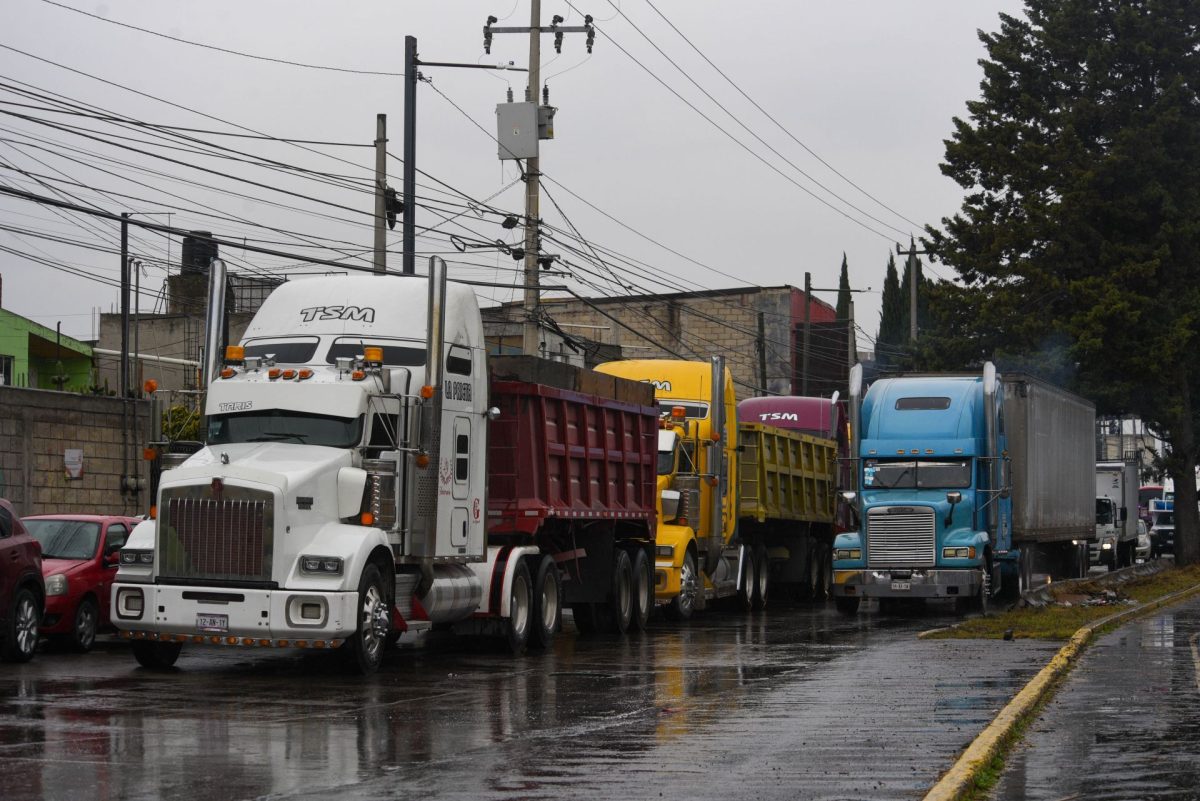 Alertan transportistas golpe fiscal por costos en transporte