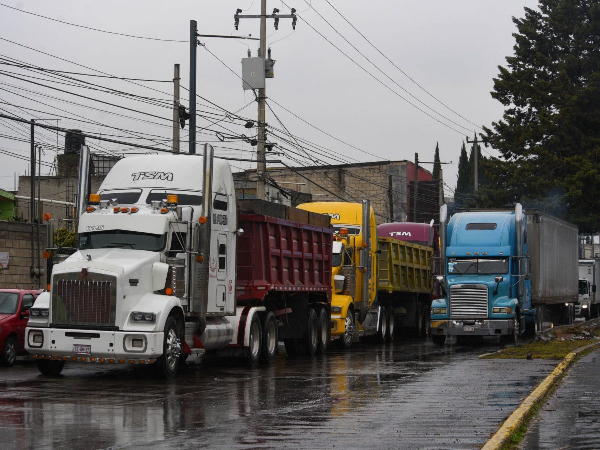 Alertan transportistas golpe fiscal por costos en transporte 