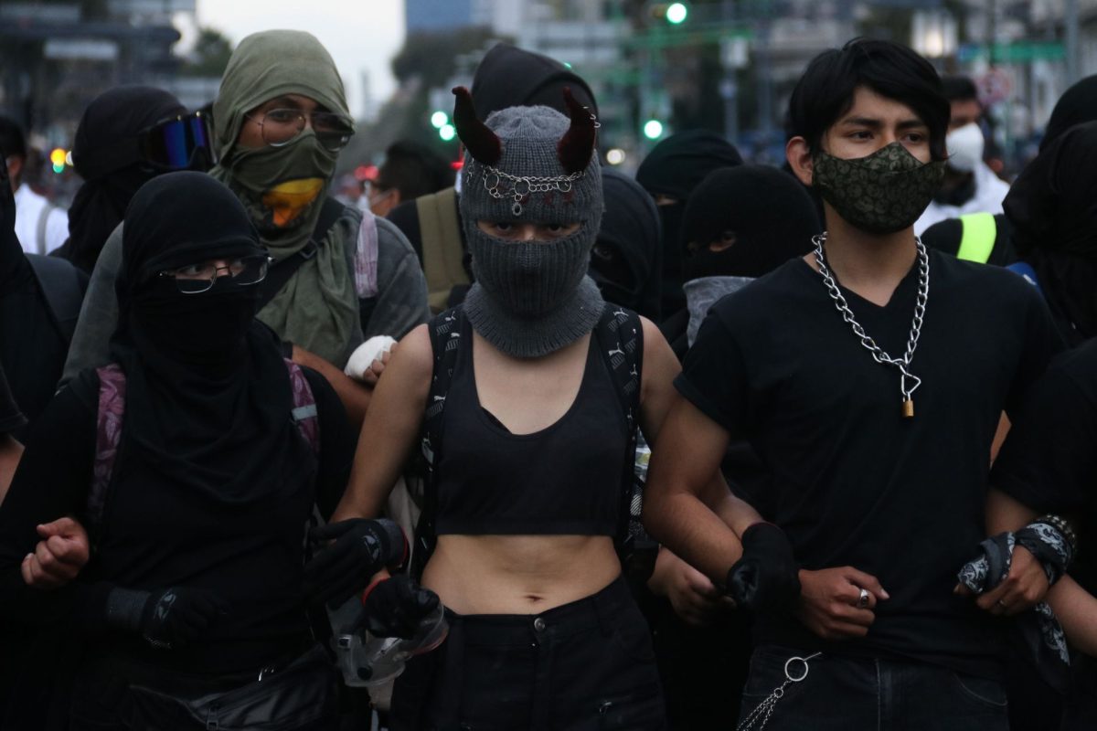 La Cámara Nacional de Comercio, Servicios y Turismo de la Ciudad de México dice que 3 mil 500 negocios se vieron obligados a suspender sus actividades y cerrar sus puertas de manera anticipada por la Marcha del 2 de octubre.