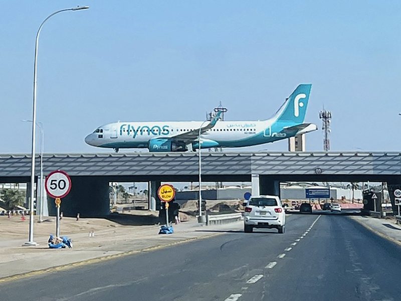 Un muerto y 11 heridos en nuevo ataque contra el aeropuerto de Riad