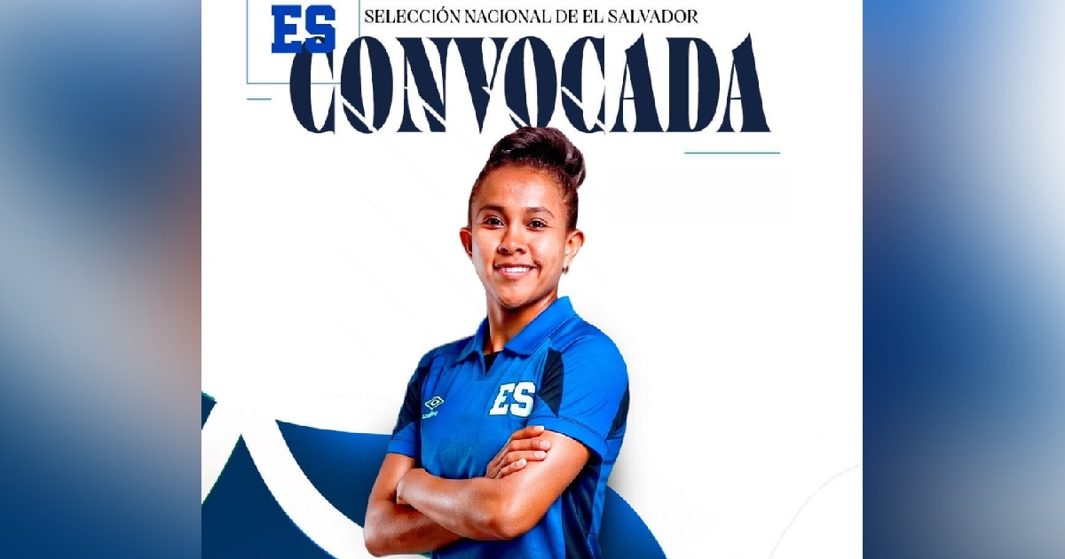 Gráfico promocional oficial con el encabezado «SELECCIÓN NACIONAL DE EL SALVADOR» y la palabra «CONVOCADA» en tipografía negrita azul oscuro. Al centro se muestra a la futbolista Aby López Martínez cruzada de brazos, vistiendo la playera polo azul oficial de la selección de El Salvador con el monograma «ES» bordado en el pecho