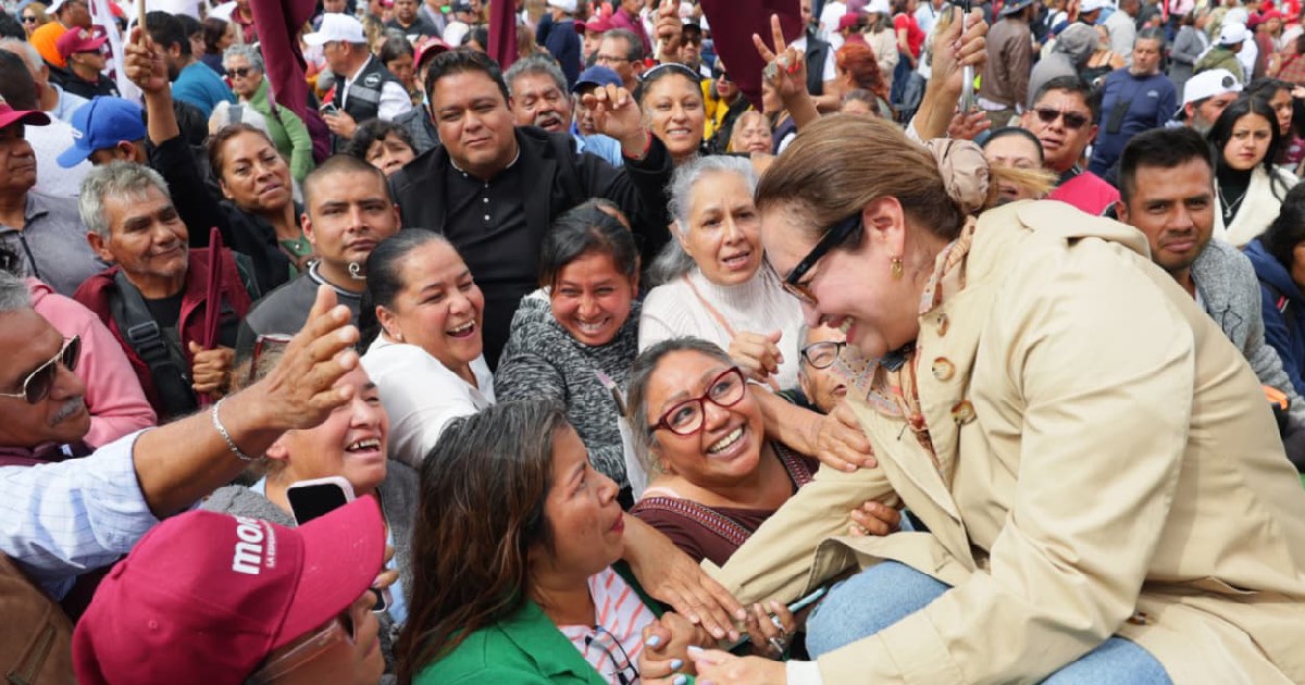 La alcaldesa de Ecatepec se acerca a simpatizantes