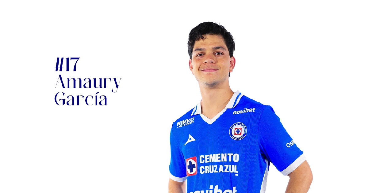 Retrato oficial tipo ficha de presentación sobre fondo blanco que muestra al futbolista Amaury García sonriendo levemente mirando hacia la cámara. Viste la camiseta azul local del Club Deportivo Cruz Azul, la cual luce el escudo institucional en el pecho, el patrocinador principal «Cemento Cruz Azul» y otras marcas comerciales como «novibet» y «NIKKO». A la izquierda del jugador se lee en tipografía azul marino el texto decorativo con su dorsal y nombre: «#17 Amaury García»