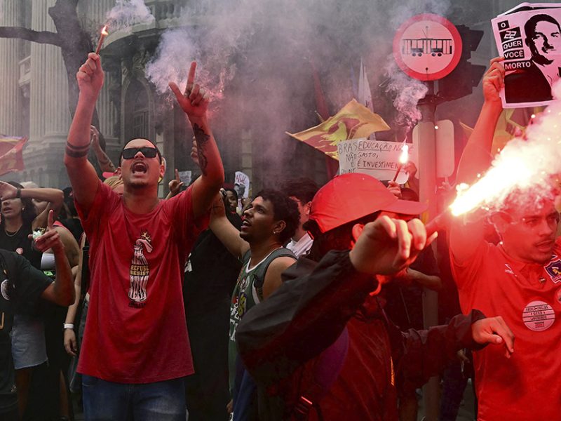 Brasil: Estudiantes se manifiestan en Río de Janeiro en contra de Bolsonaro