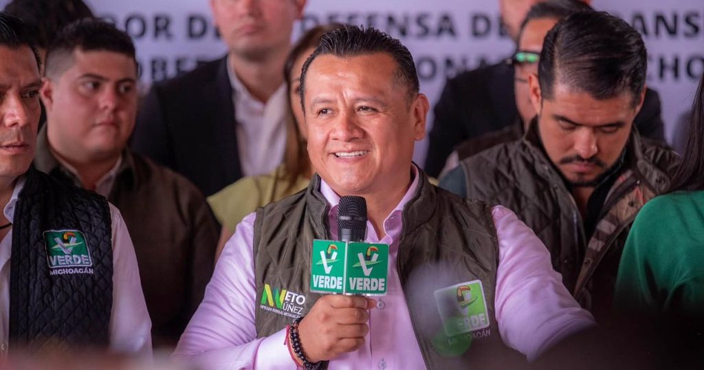 Carlos Torres Piña proviene de las filas del PRD