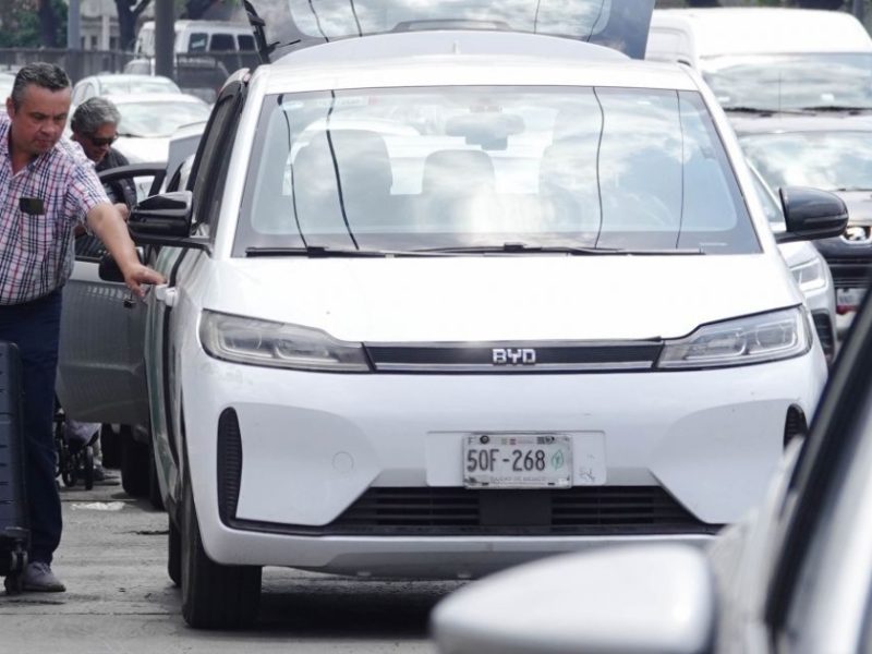 China coloca excedentes de automóviles en México