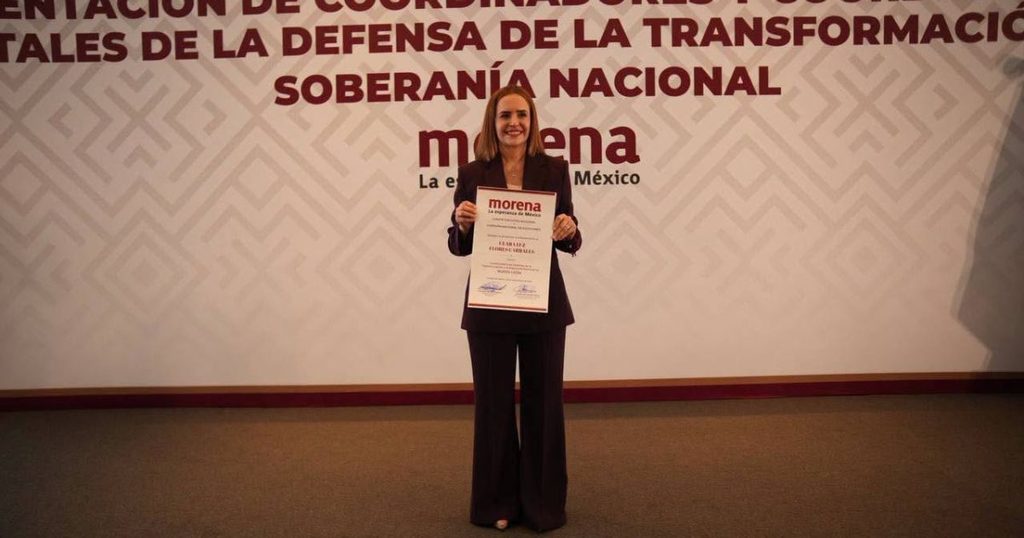 Clara Luz Flores Carrales﻿ con su constancia de coordinadora para ir por la gubernatura de Nuevo León