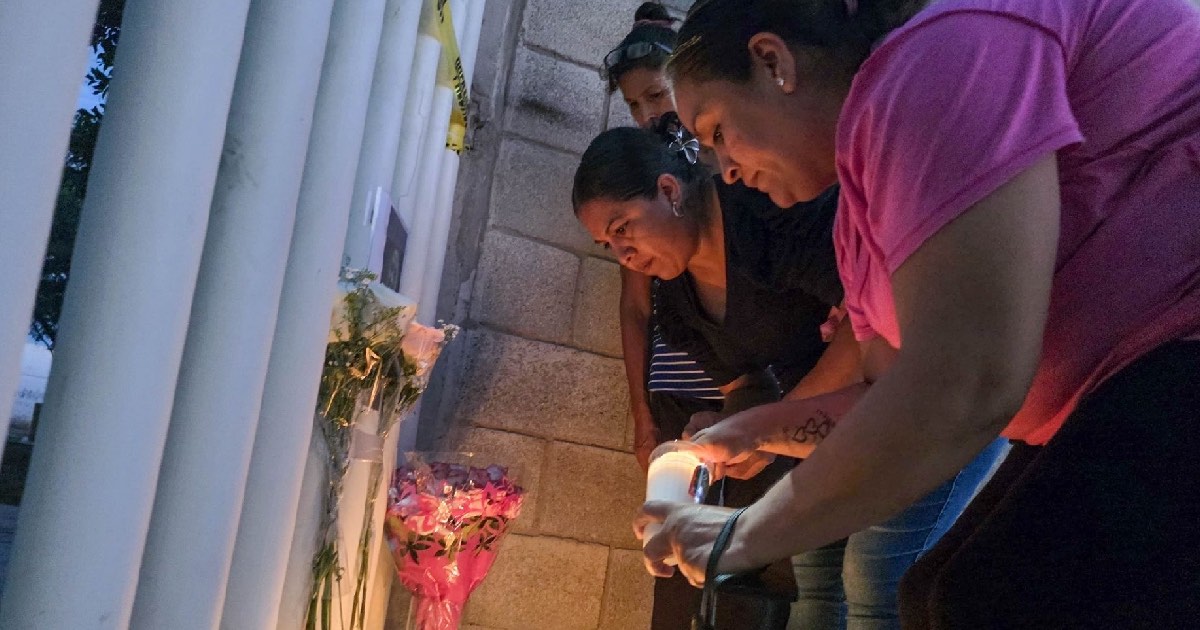 Colocan veladoras afuera de secundaria de Coahuila donde ocurrió una agresión