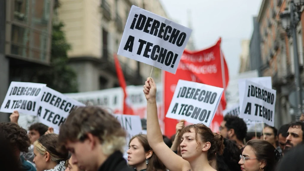 Manifestantes protestan en España con pancartas de ¡Derecho a Techo! exigiendo acceso a la vivienda.