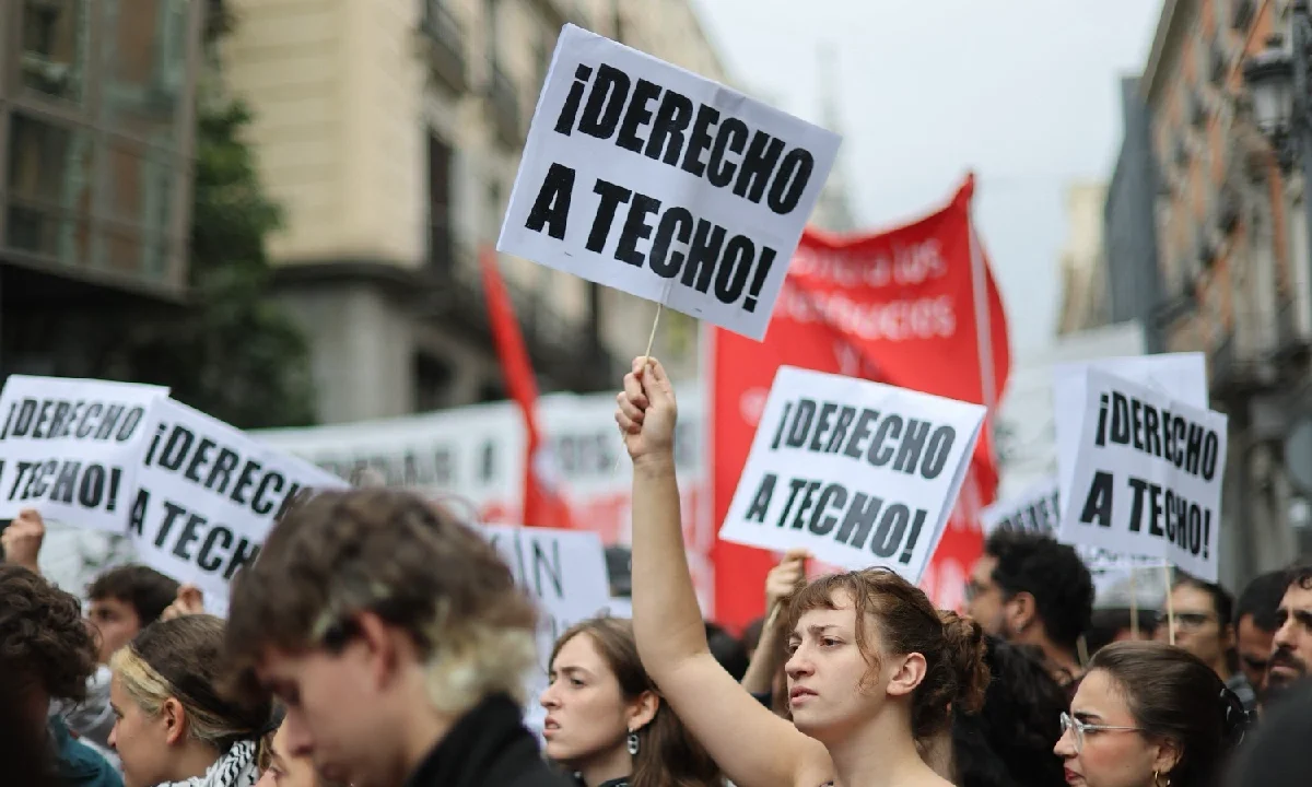 Manifestantes protestan en España con pancartas de ¡Derecho a Techo! exigiendo acceso a la vivienda.