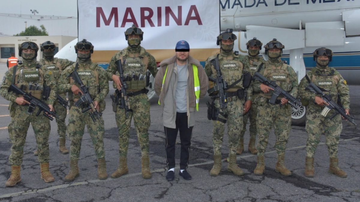 Elementos de la Marina custodian a Miguel Ángel “N”, alias “Capitán Sol”, tras su detención por presunto huachicol fiscal.