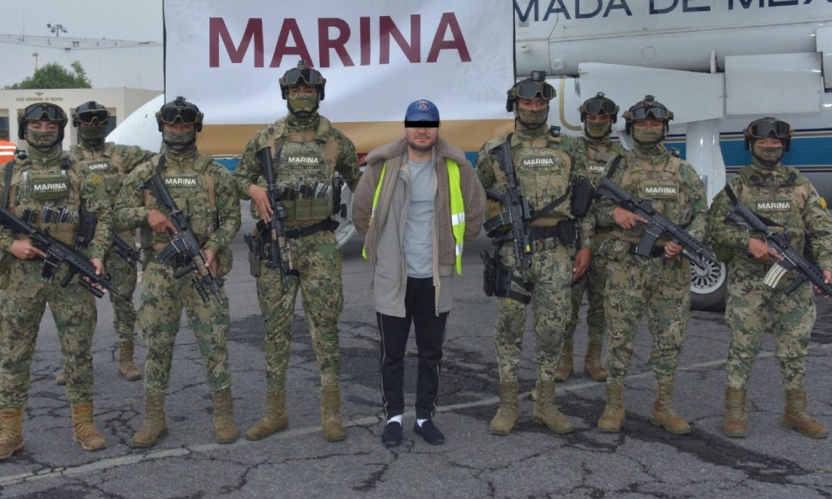 Elementos de la Marina custodian a Miguel Ángel “N”, alias “Capitán Sol”, tras su detención por presunto huachicol fiscal.
