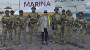 Elementos de la Marina custodian a Miguel Ángel “N”, alias “Capitán Sol”, tras su detención por presunto huachicol fiscal.