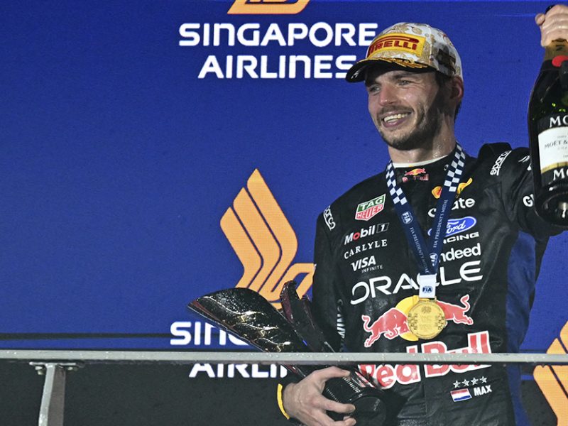 Verstappen conquista Singapur; Checo Pérez termina en el lugar 17