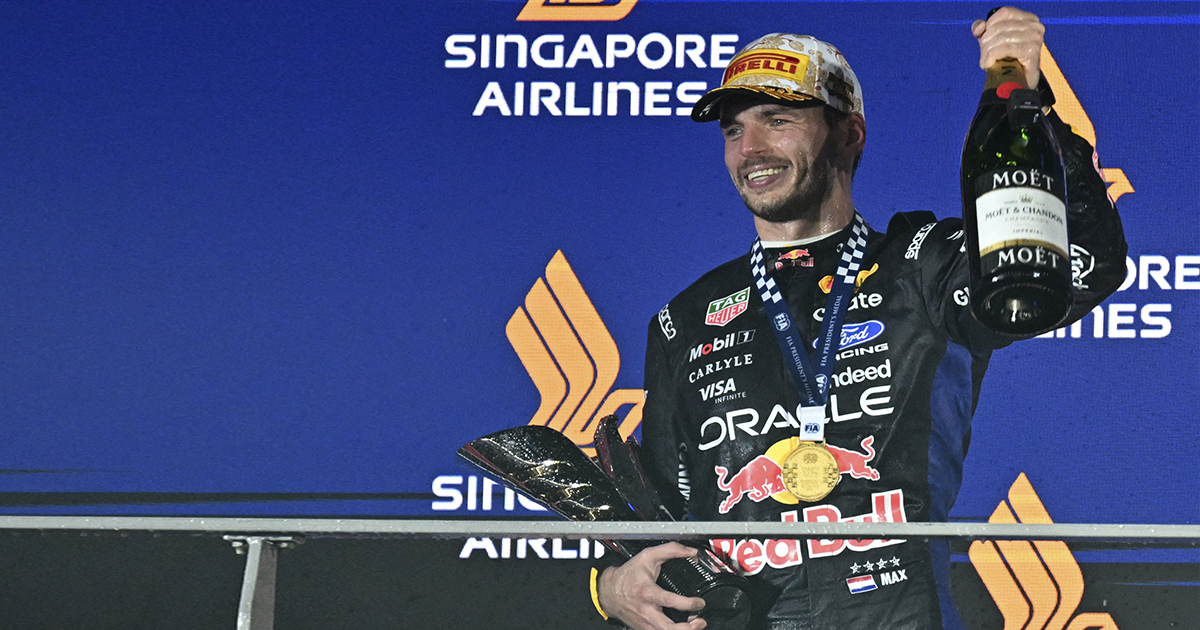 Verstappen conquista Singapur; Checo Pérez termina en el lugar 17