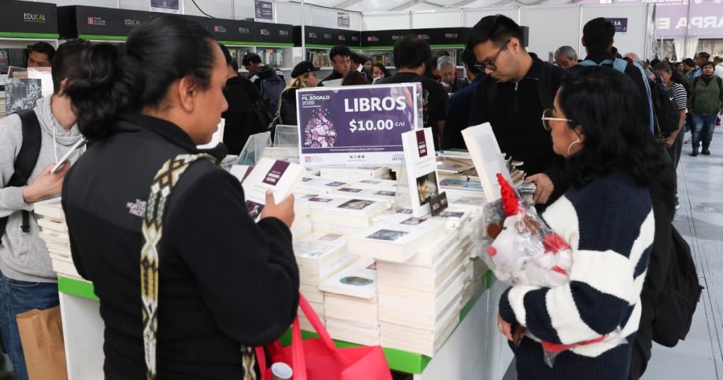 Leer es un acto de rebeldía: Clara Brugada al inaugurar la FIL 26 del Zócalo