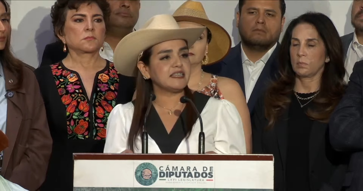 conferencia de prensa en la Cámara de Diputados de México. En el centro, en el pódium institucional de la LXVI Legislatura, habla la alcaldesa electa o diputada Grecia Quiroz portando un sombrero vaquero color crema, blusa blanca con detalles negros y accesorios dorados.