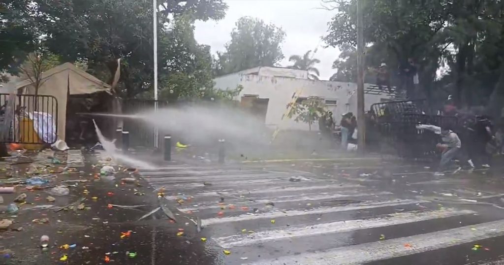 “¡Fuera Lemus!”: Ciudadanos toman las calles de Guadalajara para exigir agua limpia