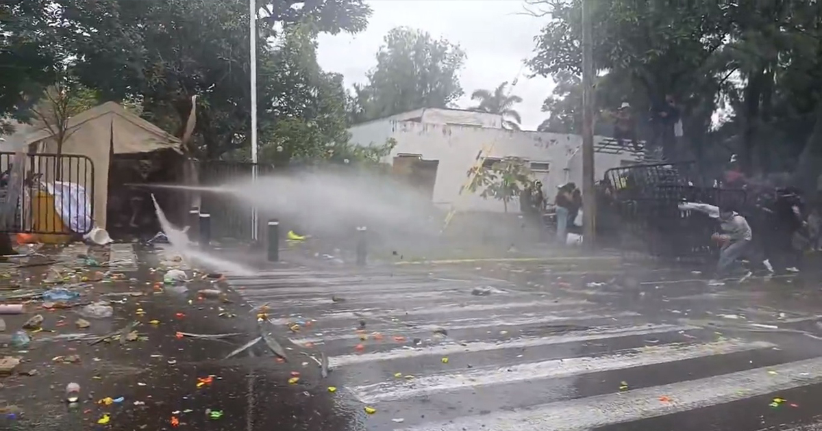 Ciudadanos toman las calles de Guadalajara para exigir agua limpia