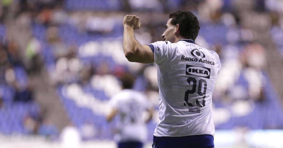 Eduardo Mustre en festejo de gol  durante el partido entre el Club Puebla y los Guerreros de Santos Laguna