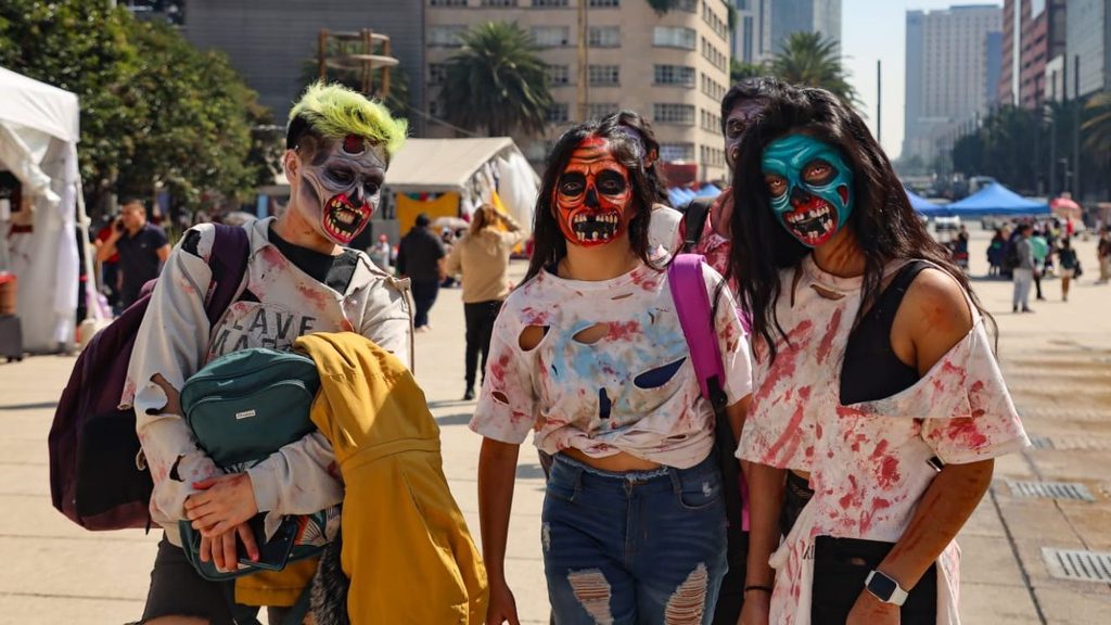 Jóvenes posan vestidos de zombies en CDMX