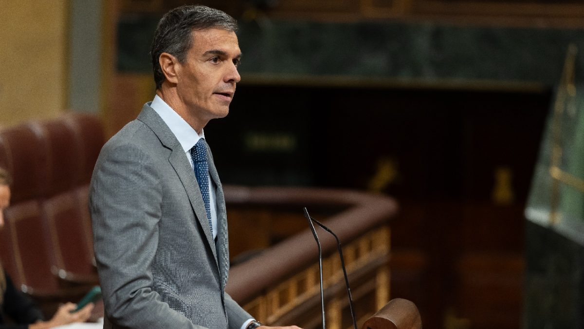 El presidente del Gobierno, Pedro Sánchez, interviene en la tribuna de oradores del Congreso de los Diputados.