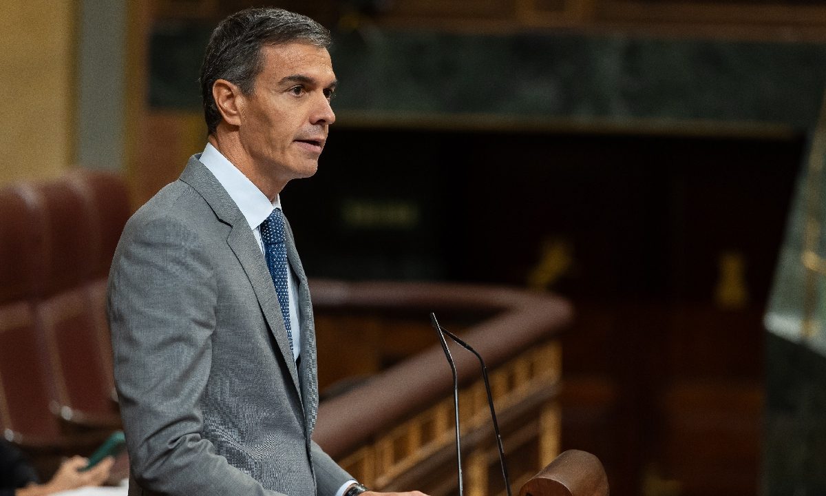 El presidente del Gobierno, Pedro Sánchez, interviene en la tribuna de oradores del Congreso de los Diputados.