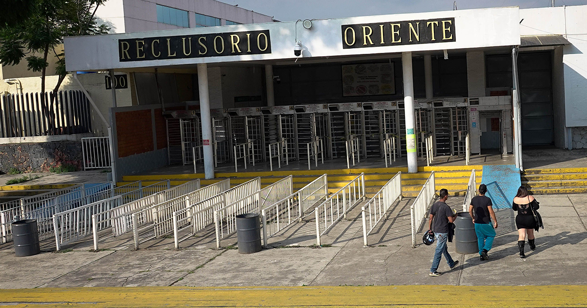 acceso principal al Reclusorio Preventivo Varonil Oriente en la Ciudad de México. En la fachada destaca el letrero superior con letras doradas sobre fondo negro que dicta «RECLUSORIO ORIENTE».