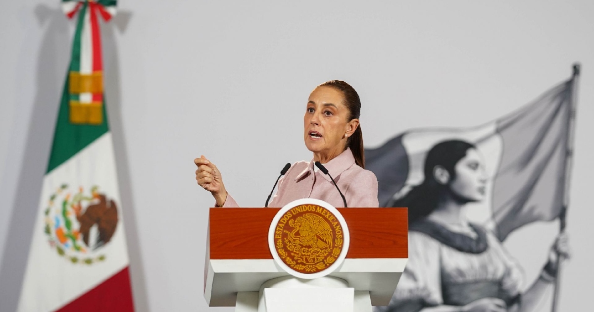 Claudia Sheinbaum Pardo, dirigiéndose al público durante su conferencia mañanera en Palacio Nacional. Portando un saco color rosa pastel, gesticula con la mano derecha levantada a la altura del pecho mientras responde sobre la creación de la nueva Academia Internacional de Capacitación Policial en Querétaro.