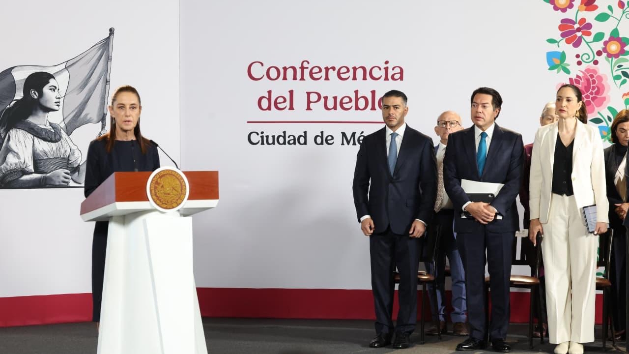 Claudia Sheinbaum encabeza la Conferencia del Pueblo junto a Omar García Harfuch y miembros de su gabinete en Ciudad de México.