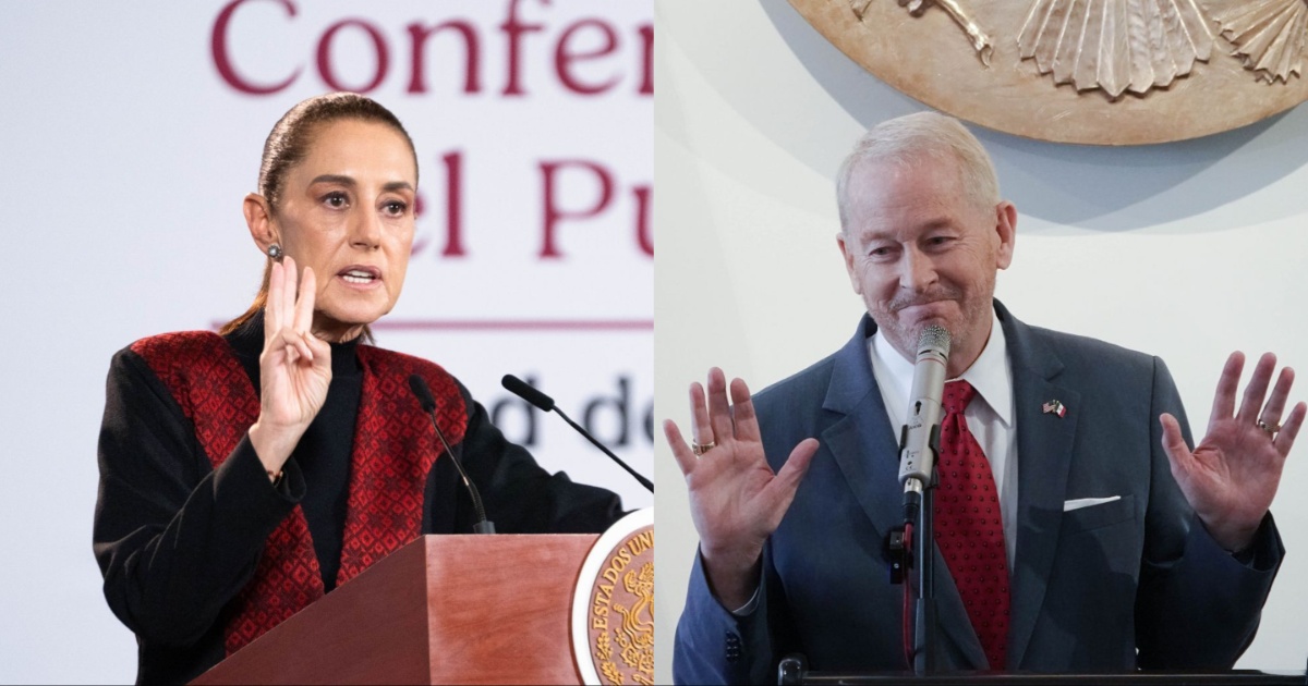 A la izquierda, la presidenta de México, Claudia Sheinbaum Pardo, vestida con saco negro y solapa roja con bordados artesanales, gesticula alzando tres dedos de la mano derecha detrás del podio institucional con el Escudo Nacional durante una conferencia de prensa en Palacio Nacional. A la derecha, el diplomático estadounidense Ronald Johnson viste traje azul marino, camisa blanca y corbata roja con el pin de las banderas de México y EE. UU., sonriendo y levantando ambas manos abiertas frente a un micrófono institucional.