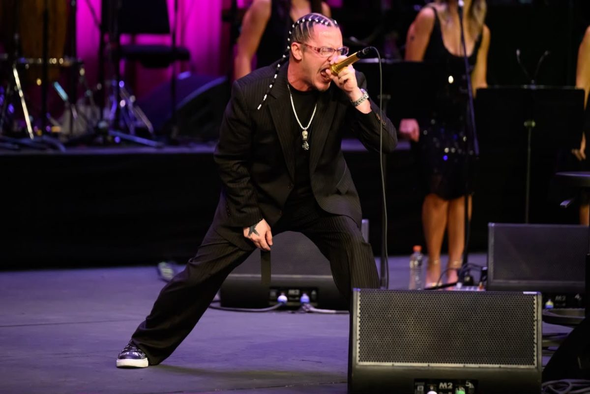 Mike Patton repite homenaje a Juan Gabriel en inauguración del Cervantino