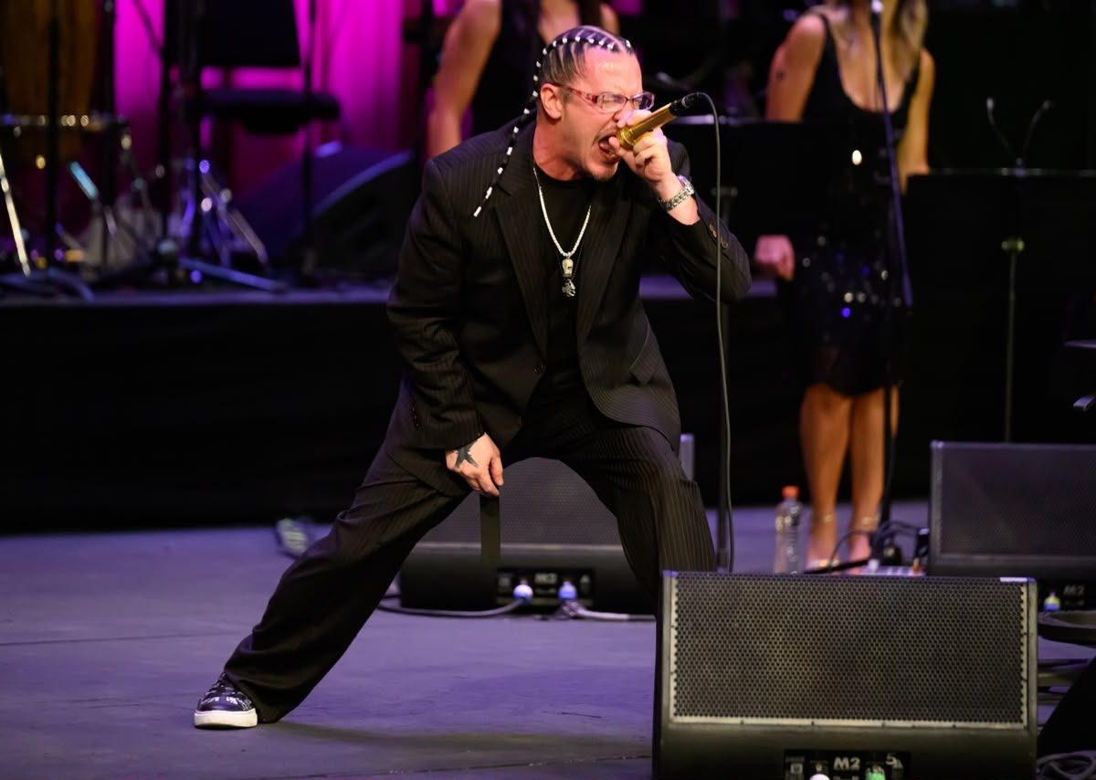 Mike Patton repite homenaje a Juan Gabriel en inauguración del Cervantino