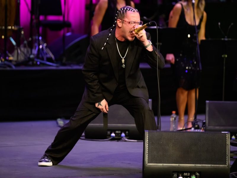 Mike Patton repite homenaje a Juan Gabriel en inauguración del Cervantino