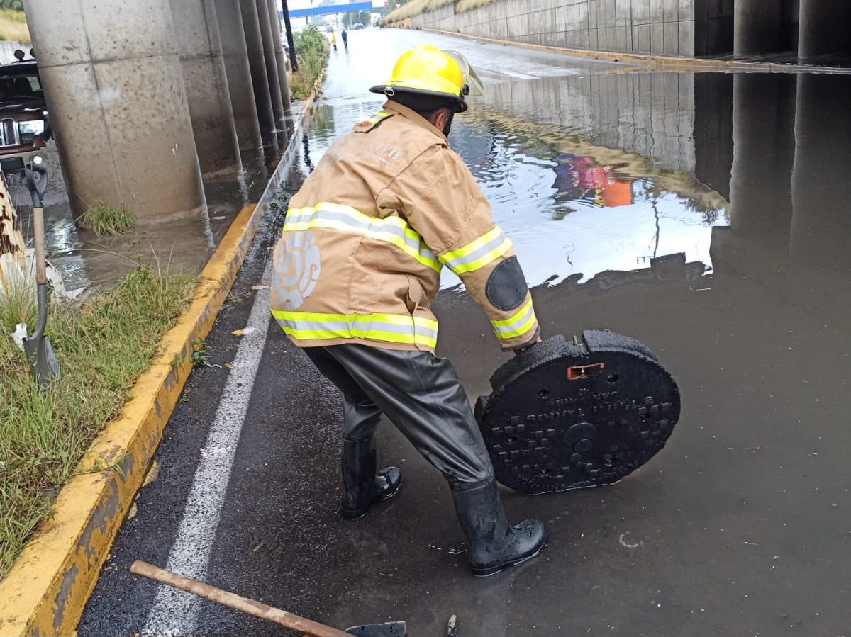 Lluvias inundan paso a desnivel del Blvd. Atlixcáyotl