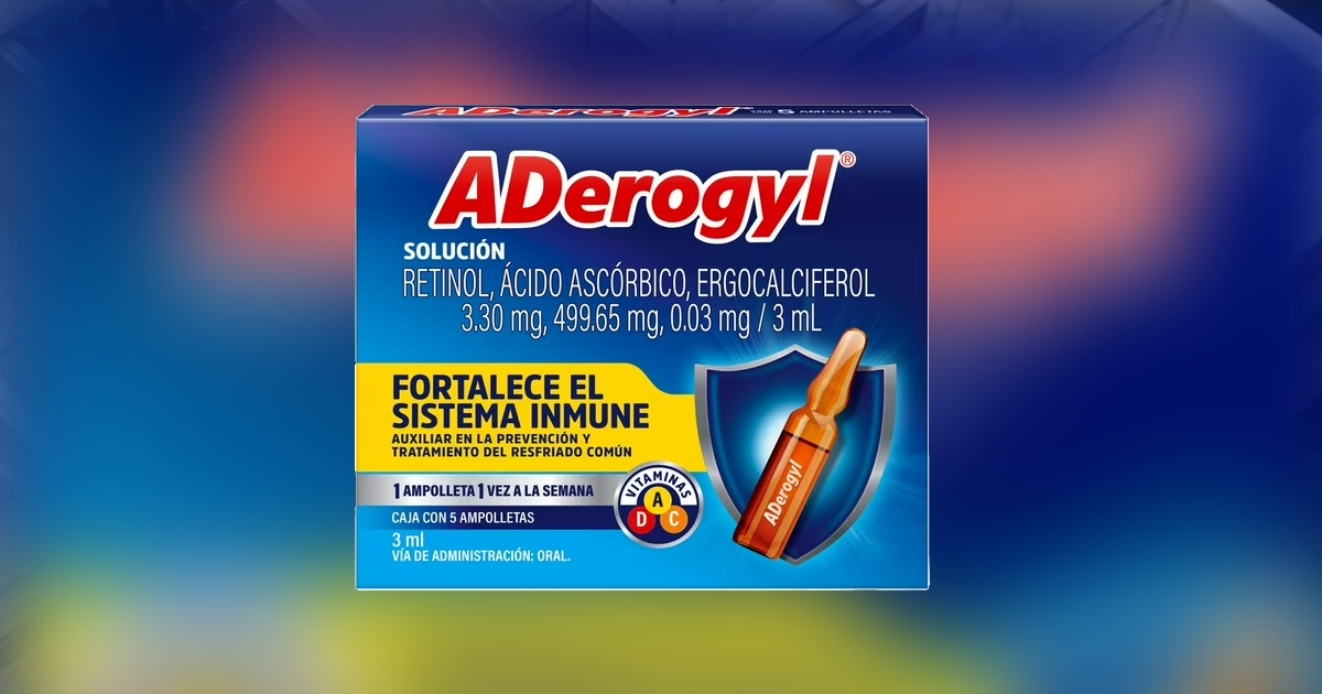 empaque de empaque farmacéutico (caja) de ADerogyl® Solución oral en caja de 5 ampolletas. El empaque es de color azul brillante con el nombre del producto en letras rojas con borde blanco y la leyenda «SOLUCIÓN RETINOL, ÁCIDO ASCÓRBICO, ERGOCALCIFEROL». A la izquierda, una etiqueta amarilla destaca el texto «FORTALECE EL SISTEMA INMUNE Auxiliar en la prevención y tratamiento del resfriado común». A la derecha aparece la ilustración de un escudo azul que resguarda una ampolleta de vidrio de color ámbar con la marca inscrita
