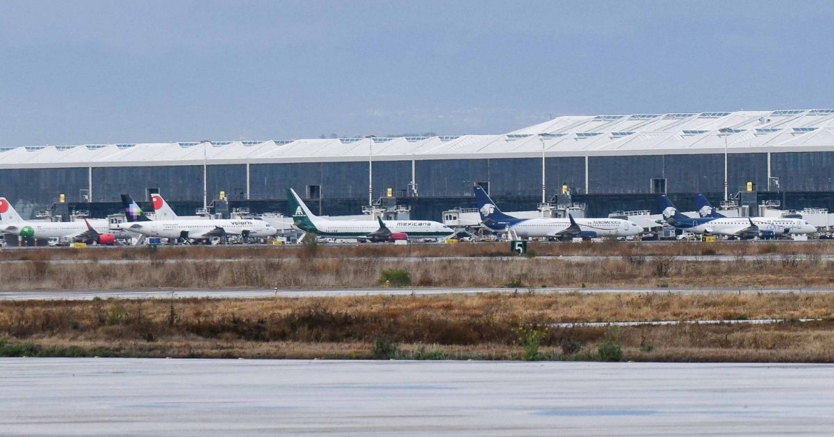 Aviones de las principales aerolíneas (Viva Aerobus, Volaris, Mexicana y Aeroméxico) que operan en las instalaciones del Aeropuerto Internacional Felipe Ángeles