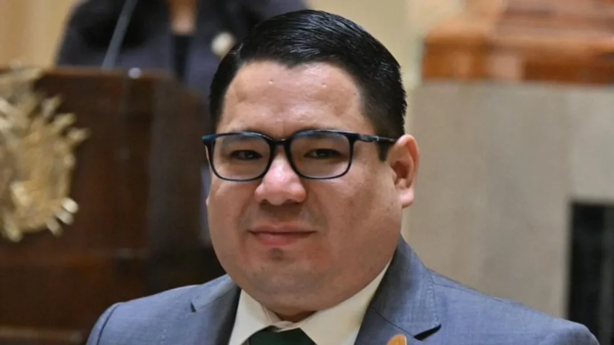 Bolivia investiga por lavado de activos y narcotráfico al fiscal general Roger Mariaca, detenido dos días después de que EU cancelara su visa.