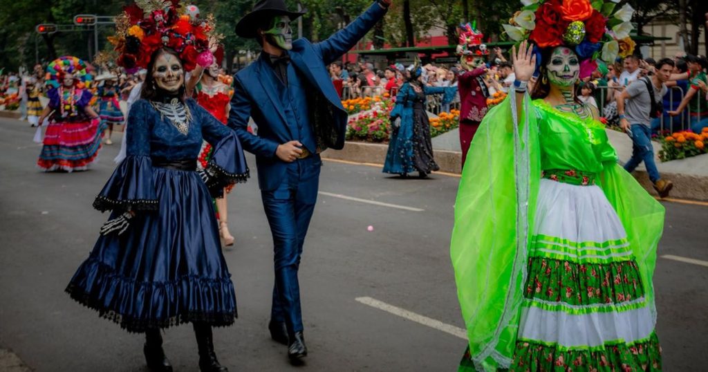 Catrinas desfilando en Reforma