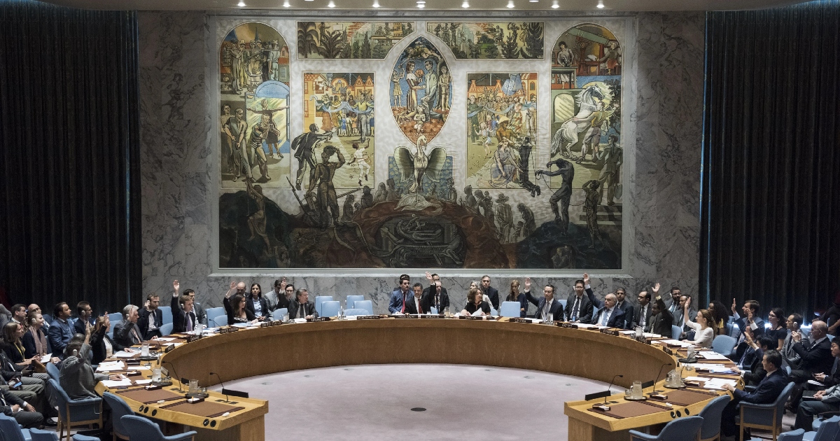 onsejo de Seguridad de las Naciones Unidas en Nueva York durante una sesión de votación. Los delegados internacionales están sentados a lo largo de la icónica mesa semicircular de herradura